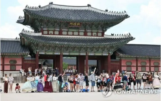 世界スカウトジャンボリーのキャンプ地から早期撤収した英国の参加者たちは7日、ソウルにある朝鮮王朝時代の宮殿、景福宮を訪れた＝（聯合ニュース）