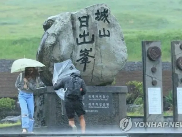 台風６号の接近に伴い、強い風が吹いている韓国南部・済州島の巨大岩山「城山日出峰」＝９日、西帰浦（聯合ニュース）