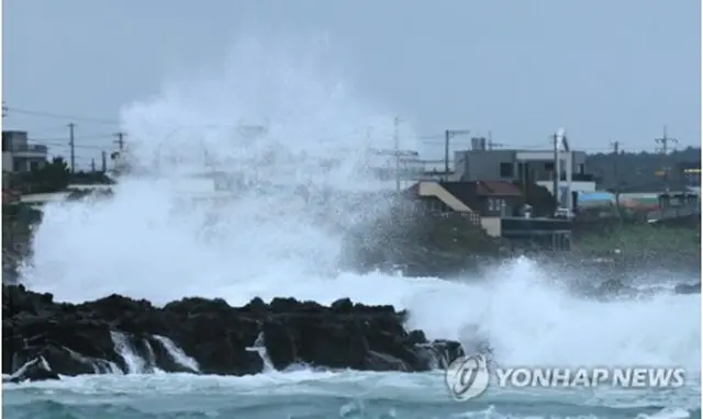 高い波が押し寄せる済州島南部・西帰浦市の海岸＝９日、西帰浦（聯合ニュース）