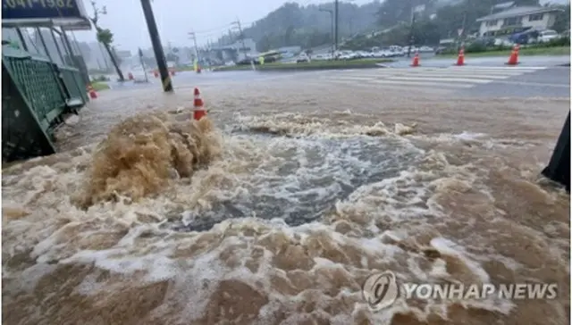 大雨で冠水し、交通が規制されている北東部・江原道江陵市内の道路＝１０日、江陵（聯合ニュース）