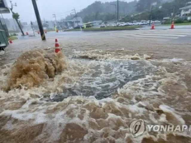 大雨で冠水し、交通が規制されている北東部・江原道江陵市内の道路＝１０日、江陵（聯合ニュース）