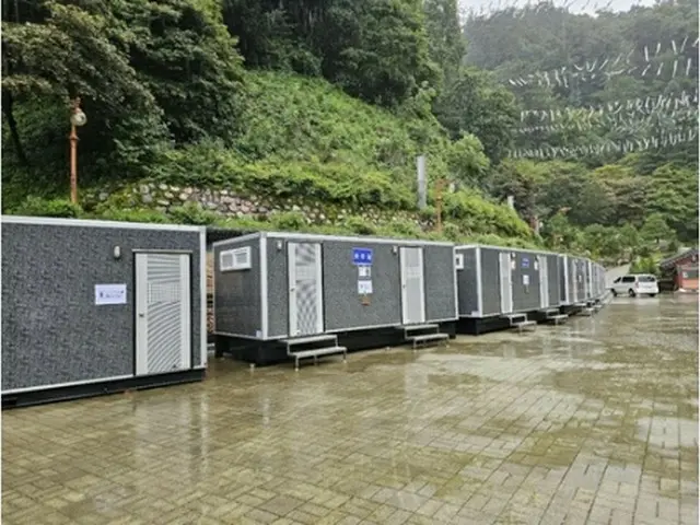 救仁寺に設置されたコンテナトイレやシャワー室（読者提供）＝（聯合ニュース）≪転載・転用禁止≫