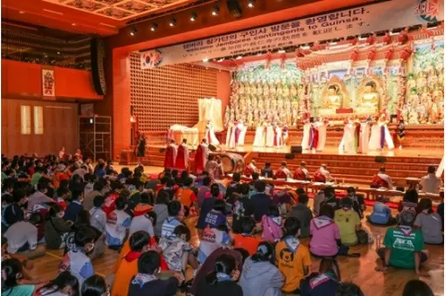 救仁寺で行われた仏教儀式「霊山斎」を見学する日本のスカウトら（読者提供）＝１０日、丹陽（聯合ニュース）≪転載・転用禁止≫