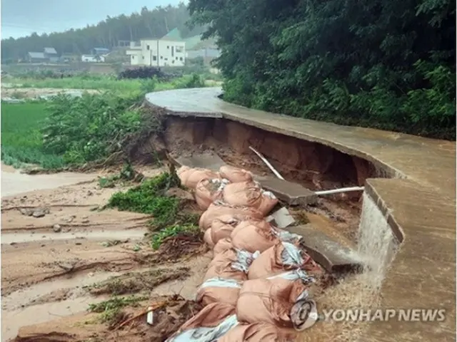 台風６号の影響で崩壊した農道＝１０日、高城（聯合ニュース）