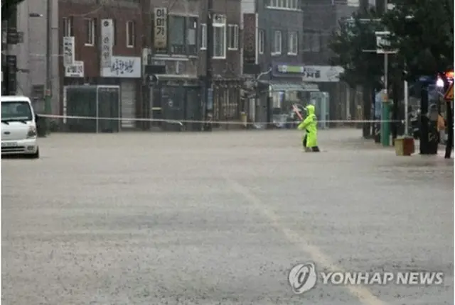 北東部の江原道高城郡で大雨により道路が冠水している＝１０日、高城（聯合ニュース）