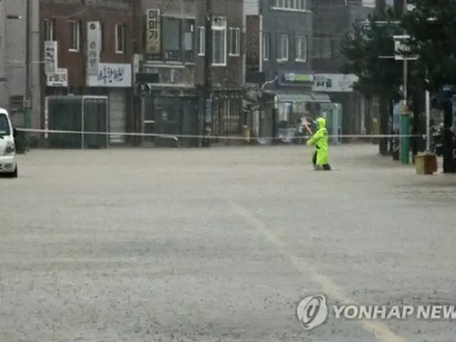 北東部の江原道高城郡で大雨により道路が冠水している＝１０日、高城（聯合ニュース）