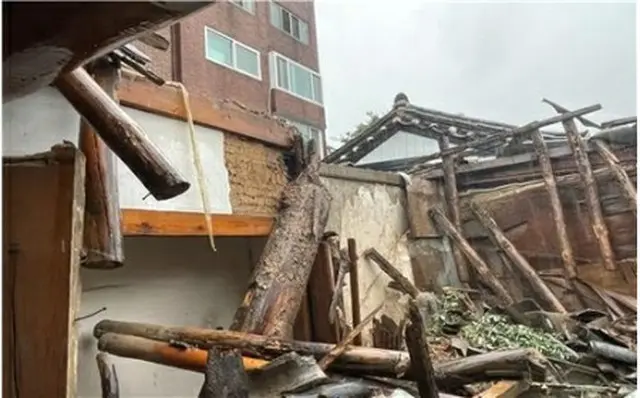１０日のソウル市鍾路区。台風６号の影響で韓国伝統家屋が倒壊した（同区提供）＝（聯合ニュース）≪転載・転用禁止≫
