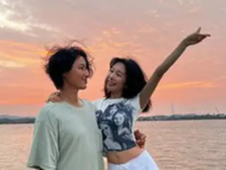 歌手イ・ジフン、美貌の日本人妻の腰を抱き寄せ愛情たっぷり…「君は素顔が一番美しい」