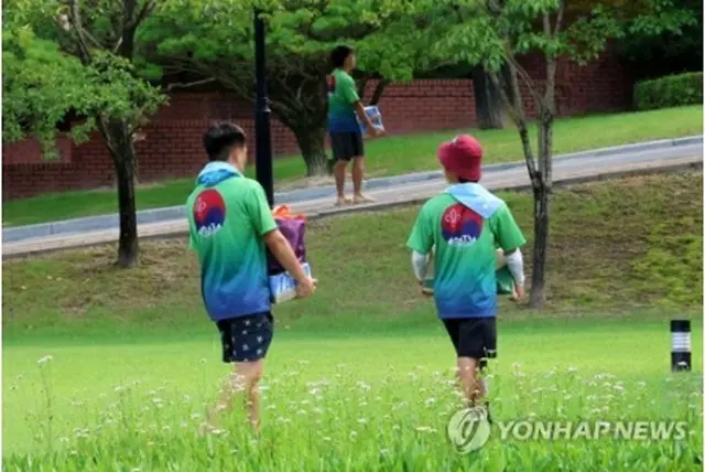 ジャンボリー参加者は８日、台風６号の接近を受けてキャンプ場を早期撤収し、自治体などが用意した宿舎に移動した＝（聯合ニュース）