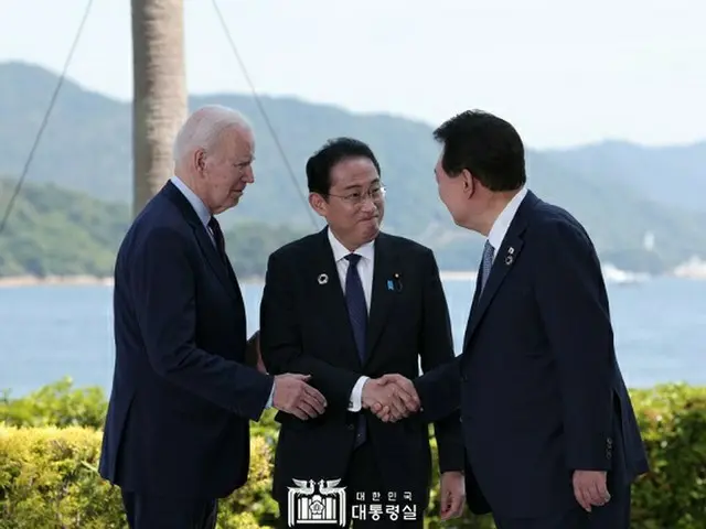 日米韓の首脳が5月の広島G7サミットで、写真撮影をするためあいさつを交わしている様子（画像提供:wowkorea）