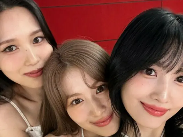 「TWICE」の日本人メンバーユニット「MISAMO」、ぎゅっと密着するキュートなセルフショット…女神のような三姉妹（画像提供:wowkorea）