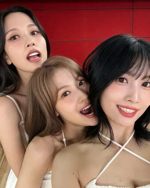 「TWICE」の日本人メンバーユニット「MISAMO」、ぎゅっと密着するキュートなセルフショット（画像提供:wowkorea）