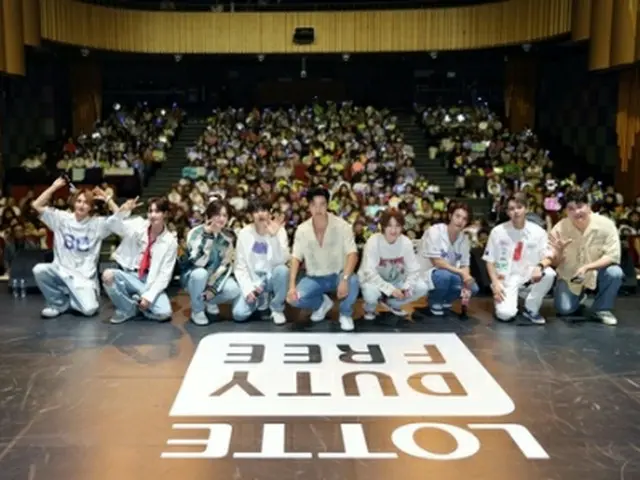 １２日のイベントでファンと記念撮影するＳＵＰＥＲ　ＪＵＮＩＯＲ（ロッテ免税店提供）＝（聯合ニュース）≪転載・転用禁止≫