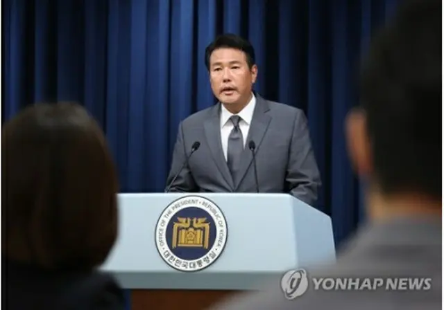 記者会見する金泰孝（キム・テヒョ）国家安保室第１次長＝１３日、ソウル（聯合ニュース）