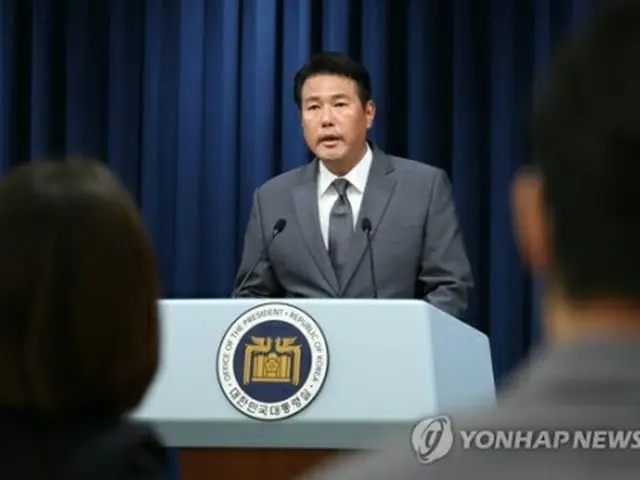 記者会見する金泰孝（キム・テヒョ）国家安保室第１次長＝１３日、ソウル（聯合ニュース）