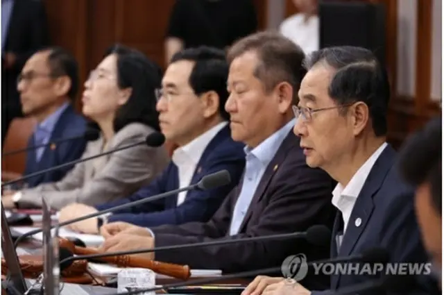 政府ソウル庁舎で開かれた閣議で発言する韓国の韓悳洙首相＝14日、ソウル（聯合ニュース）