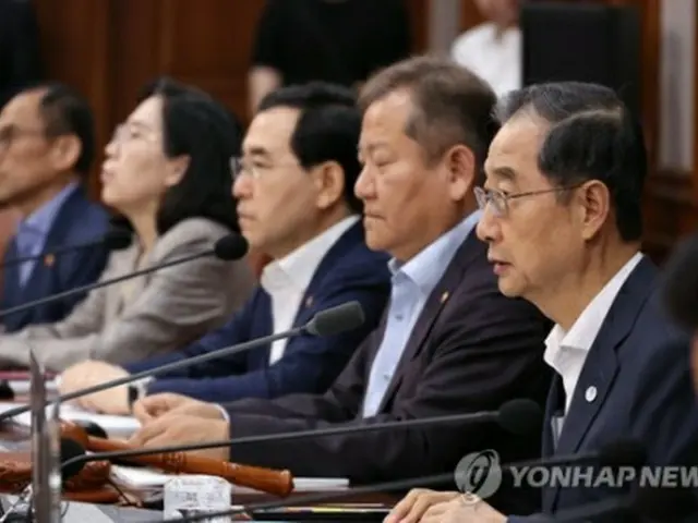 政府ソウル庁舎で開かれた閣議で発言する韓国の韓悳洙首相＝14日、ソウル（聯合ニュース）