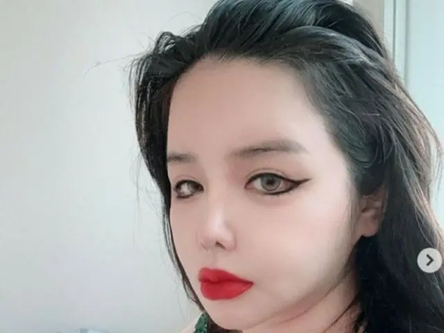 元「2NE1」BOM、ダイエット成功か…シャープなあごラインに破格のメイクを披露（画像提供:wowkorea）