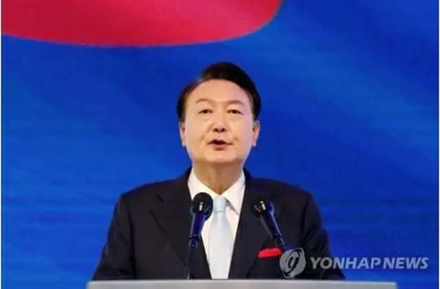 韓国の尹錫悦（ユン・ソクヨル）大統領が光復節（日本による植民地支配からの解放記念日）の記念式典で演説している＝１５日、ソウル（聯合ニュース）