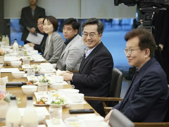 韓国のキム・ドンヨン（金東兗）キョンギド（京畿道）知事（右から2番目）（画像提供:wowkorea）