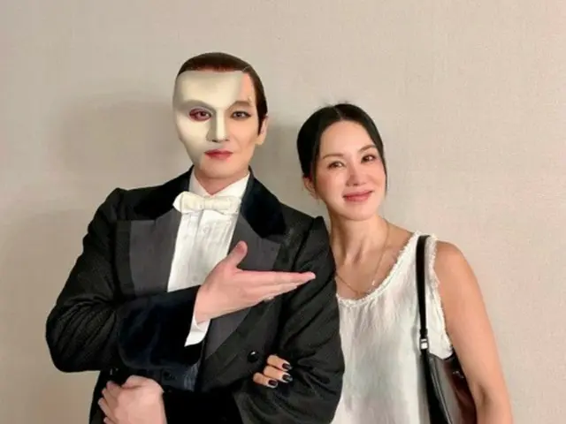 オム・ジョンファ、チョ・スンウと腕を組んで嬉しそうな笑顔…「私は成功したオタク」（画像提供:wowkorea）