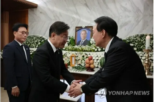 尹大統領の父の死去を受け、ソウル・新村のセブランス病院の葬儀場を弔問に訪れた最大野党「共に民主党」の李在明代表（左）と尹大統領（大統領室提供）＝（聯合ニュース）≪転載・転用禁止≫
