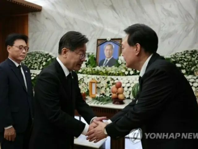 尹大統領の父の死去を受け、ソウル・新村のセブランス病院の葬儀場を弔問に訪れた最大野党「共に民主党」の李在明代表（左）と尹大統領（大統領室提供）＝（聯合ニュース）≪転載・転用禁止≫