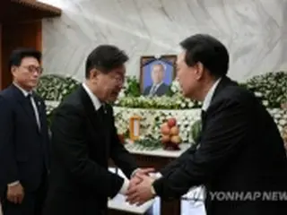 尹大統領の父死去で野党執行部も弔問　政局に影響か