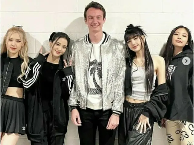 ＢＬＡＣＫＰＩＮＫと記念撮影するフレデリック氏（中央・同氏のＳＮＳより）＝（聯合ニュース）≪転載・転用禁止≫