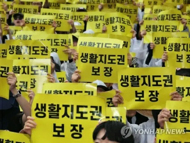 ８月１２日、安全な教育環境のための法改正を促す集会がソウル市中心部の路上で開かれた。教師らが「生活指導権の保障」を訴えている＝（聯合ニュース）