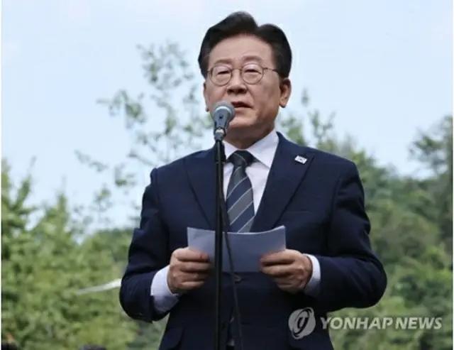 ソウル中央地検前で発言する「共に民主党」の李在明代表＝17日、ソウル（聯合ニュース）