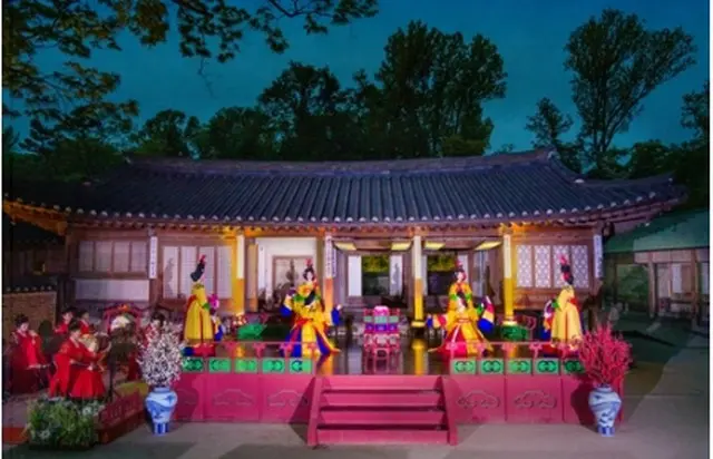 昌徳宮の演慶堂で行われる伝統舞踊公演（文化財庁提供）＝（聯合ニュース）≪転載・転用禁止≫