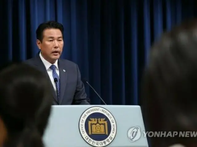 大統領室庁舎で記者会見する韓国の金泰孝・国家安保室第１次長＝１７日、ソウル（聯合ニュース）