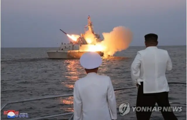 朝鮮中央通信は21日、金正恩国務委員長が海軍東海艦隊を視察し、戦略巡航ミサイルの発射訓練に立ち会ったと伝えた＝（朝鮮中央通信＝聯合ニュース）≪転載・転用禁止≫