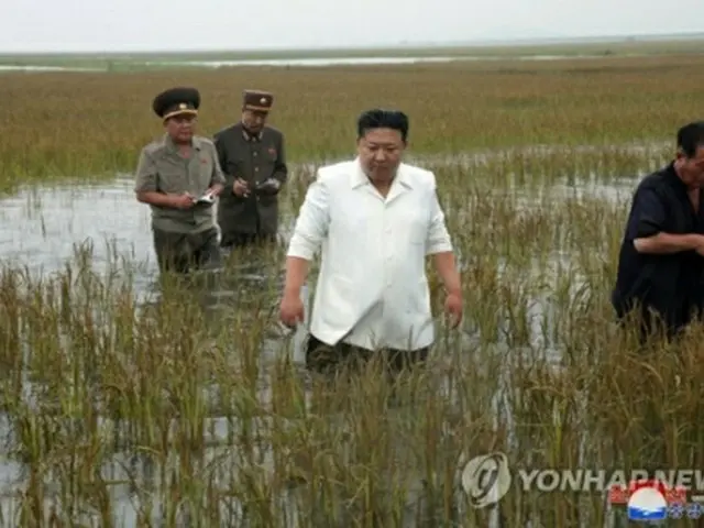 北朝鮮の朝鮮中央通信は２２日、金正恩氏が２１日に台風６号などで冠水した西部・平安南道の干拓地を視察したと報じた。堤防の工事の不備で堤防が壊れ、干拓地が海水につかったという＝（朝鮮中央通信＝聯合ニュース）≪転載・転用禁止≫