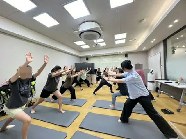 講習会で護身術を習う参加者（ソウル青年センター提供）＝（聯合ニュース）≪転載・転用禁止≫