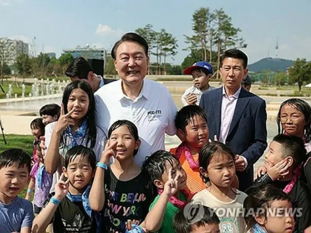 大統領室前の竜山子ども庭園で、子どもたちと記念撮影する尹大統領（資料写真）＝（聯合ニュース）