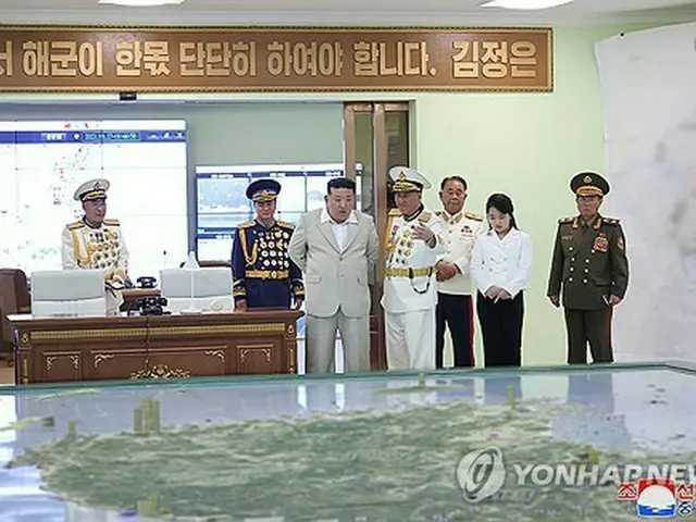 朝鮮中央通信は29日、金正恩国務委員長(中央)が海軍節に合わせて海軍司令部を訪問したと伝えた。娘のジュエさん(右から2人目)も同行した=(朝鮮中央通信=聯合ニュース)≪転載・転用禁止≫