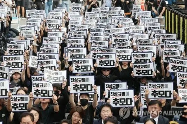 ソウルの国会前で教師の死の真相解明を求める集会が開かれている＝４日、ソウル（聯合ニュース）