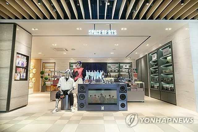 「ＳＰＡＣＥ　ＯＦ　ＢＴＳ」の店内（新世界免税店提供）＝（聯合ニュース）≪転載・転用禁止≫