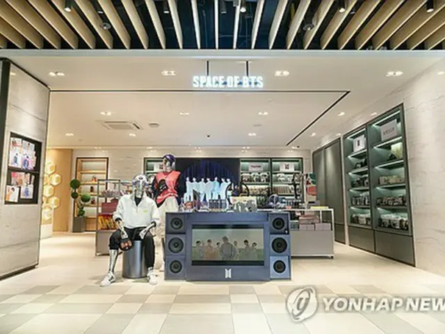 「ＳＰＡＣＥ　ＯＦ　ＢＴＳ」の店内（新世界免税店提供）＝（聯合ニュース）≪転載・転用禁止≫