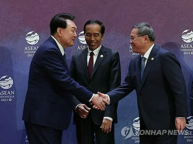 ＡＳＥＡＮプラス３首脳会議で握手を交わす韓国の尹大統領（左）と中国の李首相＝６日、ジャカルタ（聯合ニュース）