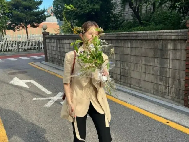 女優ユン・ウネ、お呼ばれスタイルで上品な秋の装い