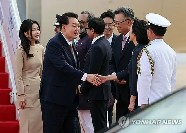 ニューデリーの空軍空港で出迎えを受ける尹大統領＝８日、ニューデリー（聯合ニュース）