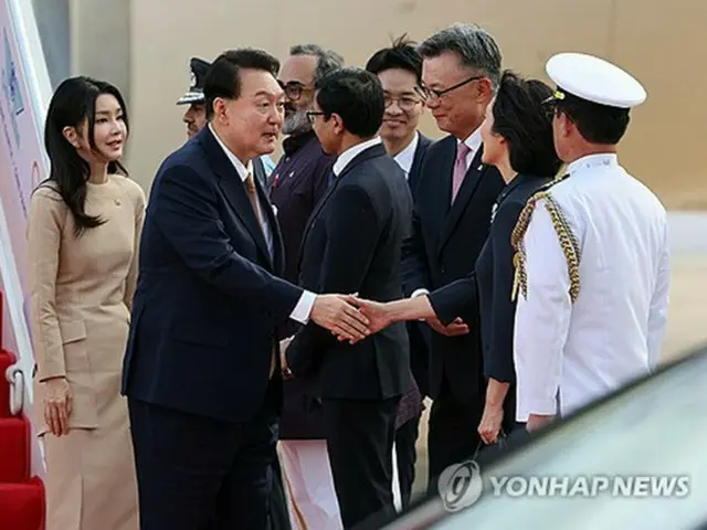 ニューデリーの空軍空港で出迎えを受ける尹大統領＝８日、ニューデリー（聯合ニュース）