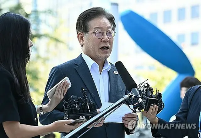 水原地検に到着後、メッセージを読み上げる李氏（共同取材）＝９日、水原（聯合ニュース）