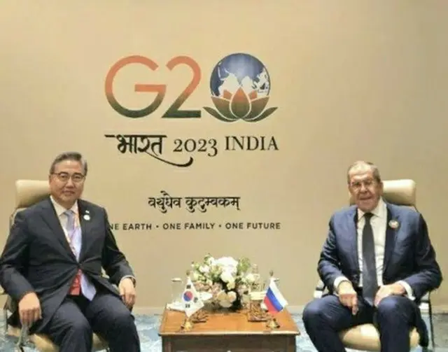 会談した朴長官（左）とラブロフ外相（外交部提供）＝（聯合ニュース）≪転載・転用禁止≫