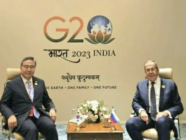 会談した朴長官（左）とラブロフ外相（外交部提供）＝（聯合ニュース）≪転載・転用禁止≫