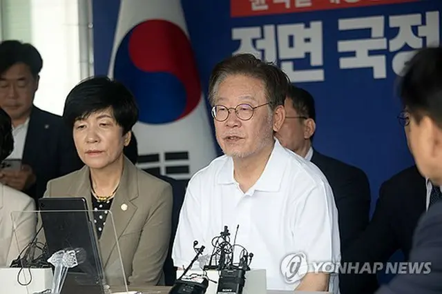 李在明氏（中央）が尹錫悦（ユン・ソクヨル）政権に対する抗議のハンガーストライキを開始してから１１日で１２日目を迎え、共に民主党の所属議員らが現場を訪れ李氏の健康状態を懸念してストの中止を求めた（国会写真記者団）＝（聯合ニュース）