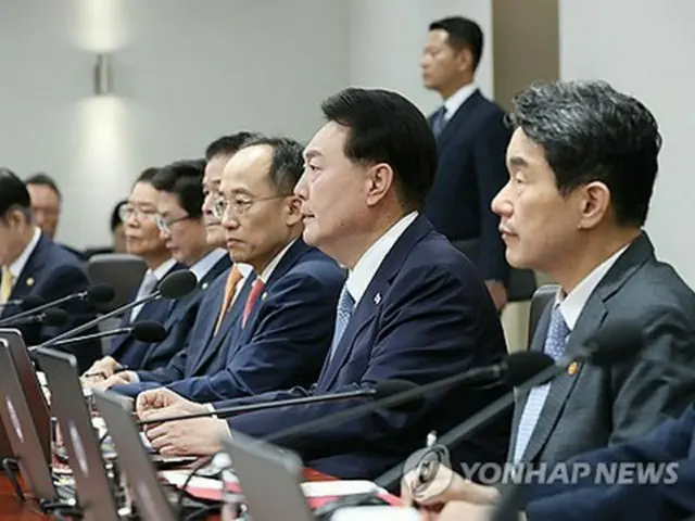閣議で発言する尹大統領（大統領室通信写真記者団）＝１２日、ソウル（聯合ニュース）
